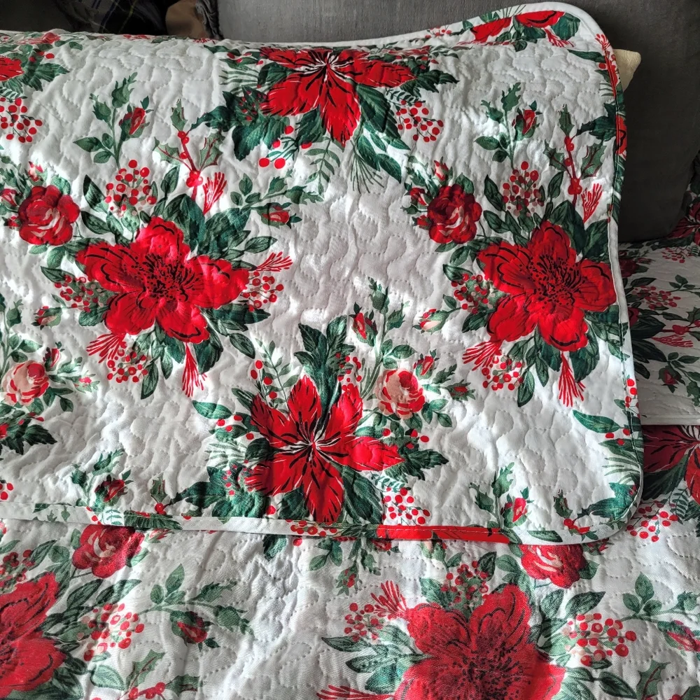 Reversible 3pc king/Queen comforter Poinsettias Holidays comforter set